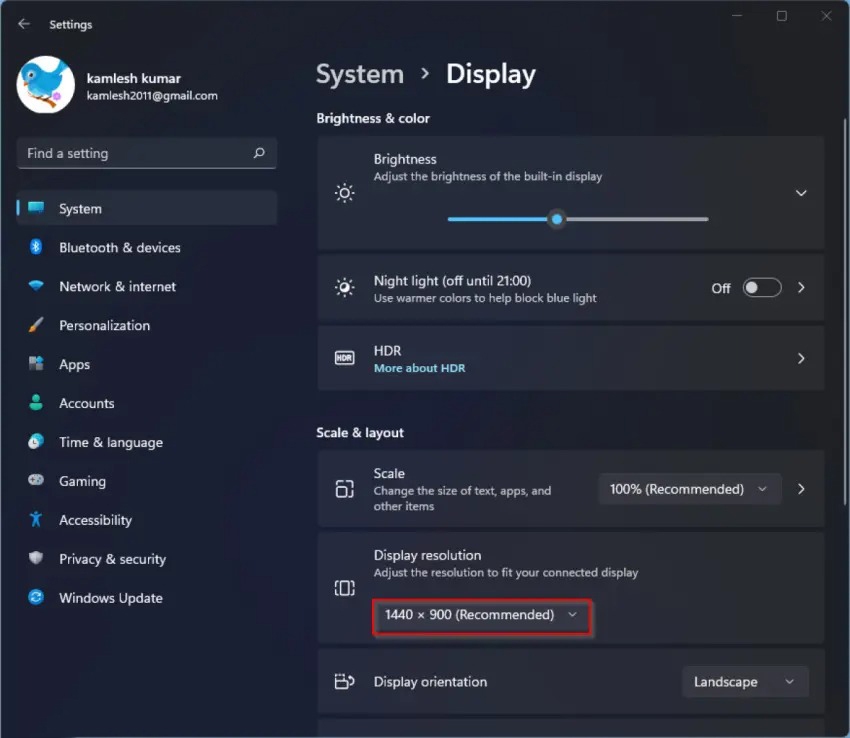 Để khôi phục độ phân giải mặc định: Bước 1: Vào Settings > System > Display. Bước 2: Trong Display resolution, chọn tùy chọn có nhãn Recommended.